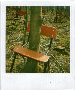 Les chaises rouges