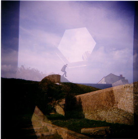 moi je saute vers le soleil (Holga couleur en TRIPLE expo, voulu)