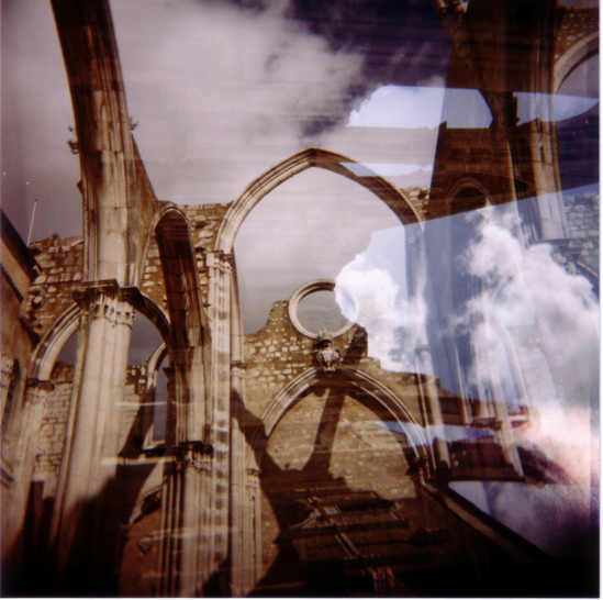 Holga couleur - cathedrale detruite  Lisbone