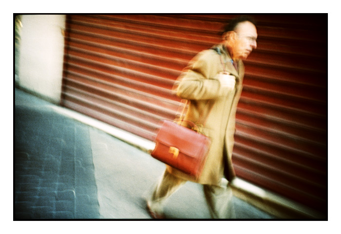 L'homme  la valise rouge