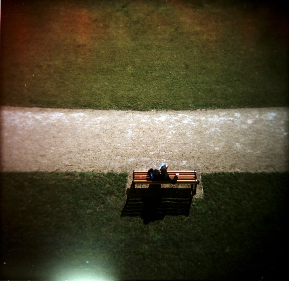 la fille sur le banc